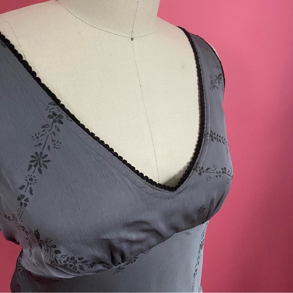 Guess Gray V-Neck Midi Dress with Subtle Floral Pattern - Picture 4 of 14